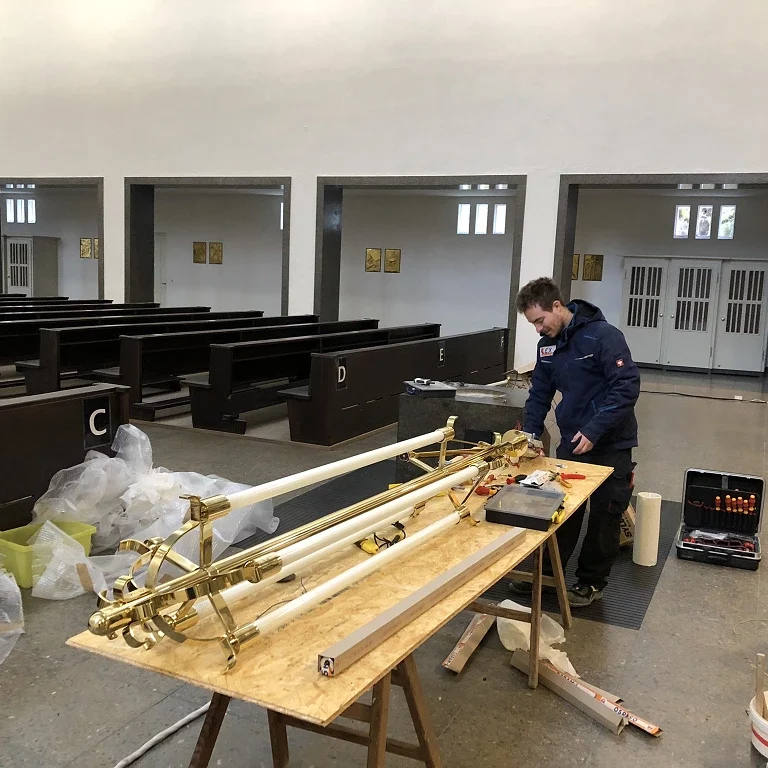 St. Augustinus Trudering München Zusammenbau Hängeleuchten von Elektriker