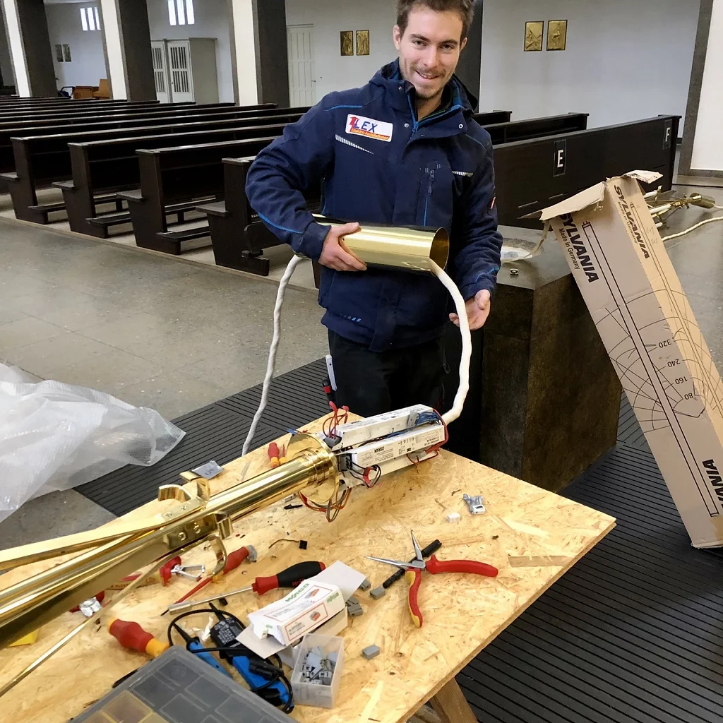 St. Augustinus Trudering München Zusammenbau Hängeleuchten von Elektriker